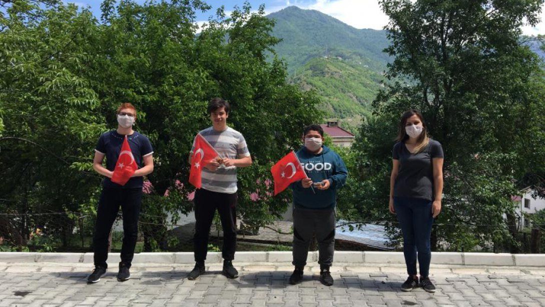 19 Mayıs Atatürk'ü Anma Gençlik ve Spor Bayramı Etkinlikleri Kapsamında Öğrencilerimize Türk Bayrağı Dağıttık