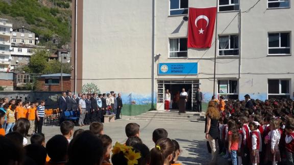 2015 – 2016 Eğitim Öğretim Yılının başlaması nedeniyle Cumhuriyet İlkokulu / Ortaokulunda resmi açılış töreni düzenlendi. 